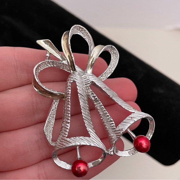 Vintage Silver Tone Holiday Christmas Winter Gifting Festive Bell Pin / Brooch - Picture 2 of 9